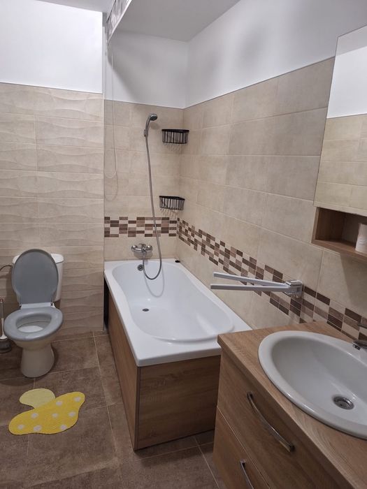 Proprietar,închiriez garsonieră cartier Tractorul Coresi,Spatioasa,cu terasa