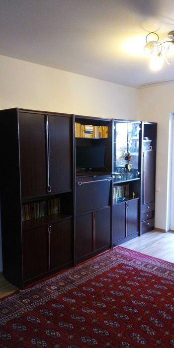 Vând mobila sufragerie/vitrină, corpuri închise cu polițe