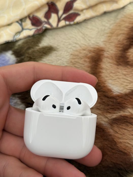 AirPods 4.
