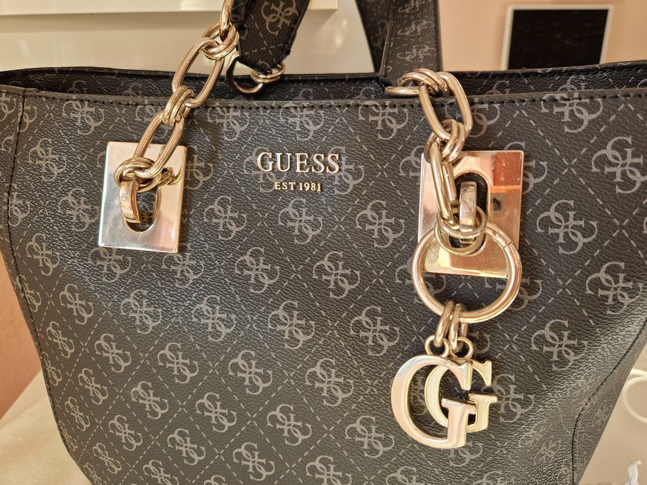 Дамска чанта GUESS