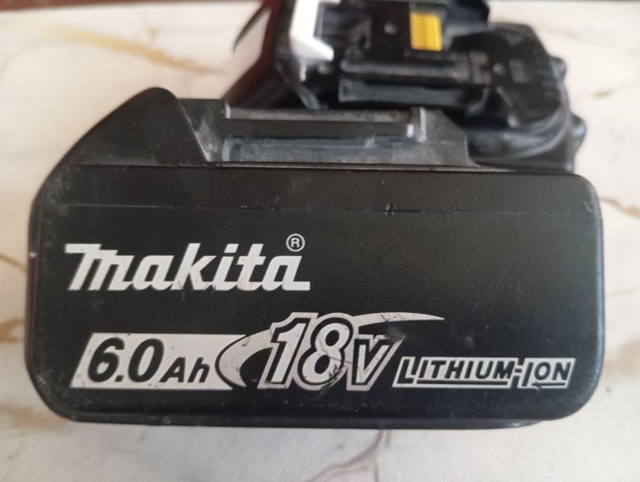 De vinzare acumulator Makita 18 V , 6 Ah.