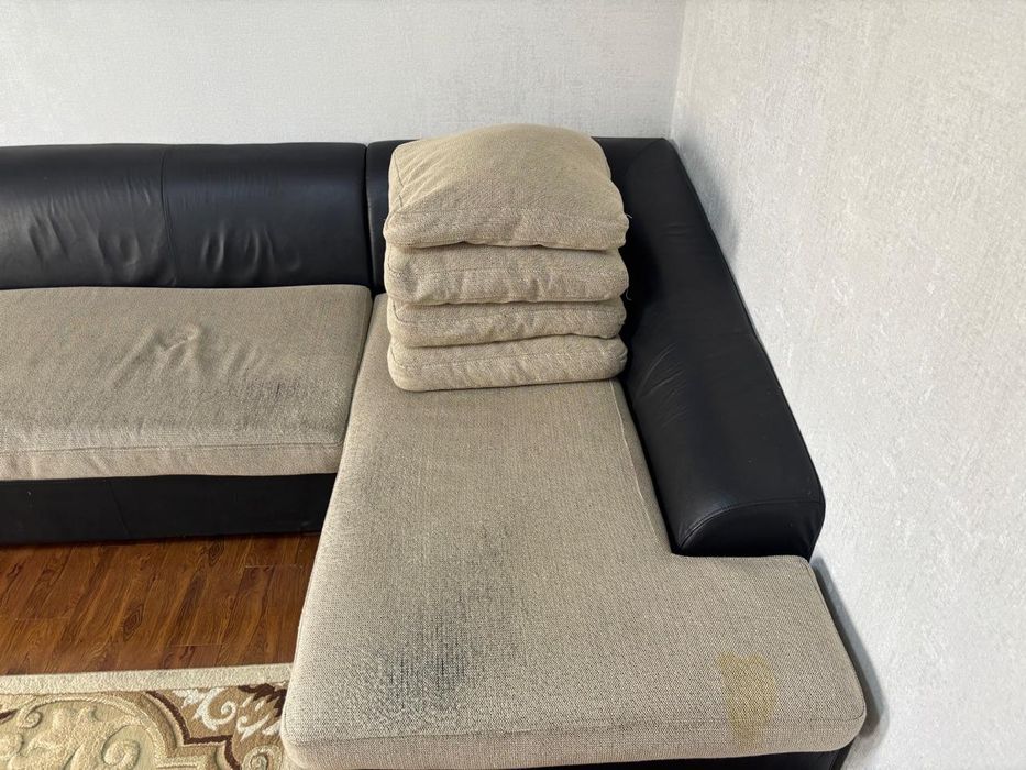 Диван қара түсті