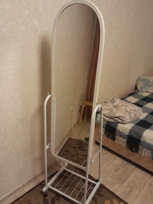 Напольное зеркало