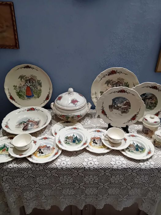 Сервизи за хранене и кафе.