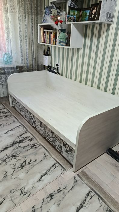 Продается односпальная кровать 85х1,95х32 см.