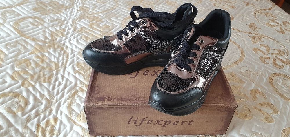 новые кроссовки со стразами, куплены в Турции.