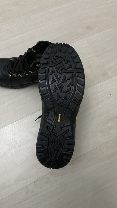 Продам ботинки зимние новые