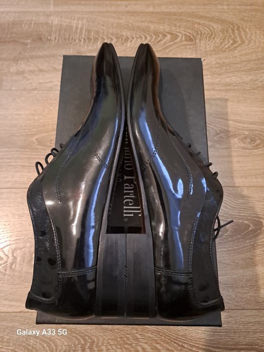 Vand pantofi noi, din piele naturală lacuită, pentru bărbați.