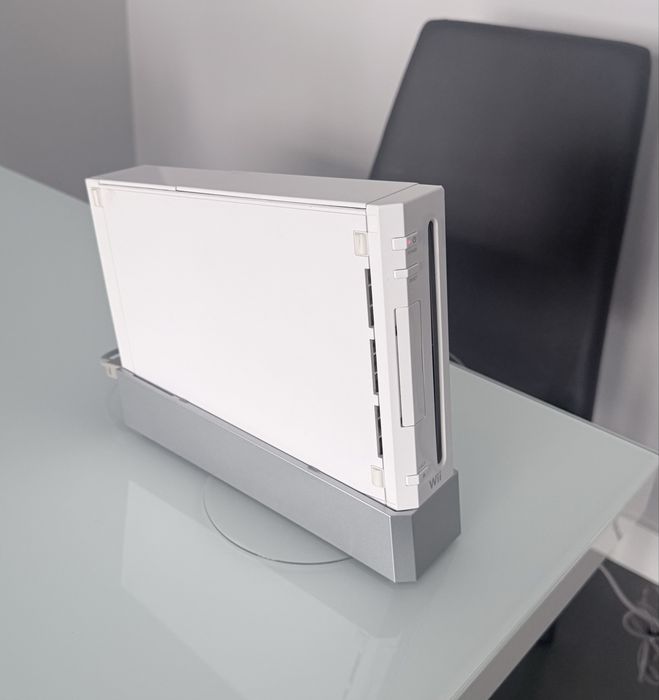 Продам игровую приставку Nintendo wii