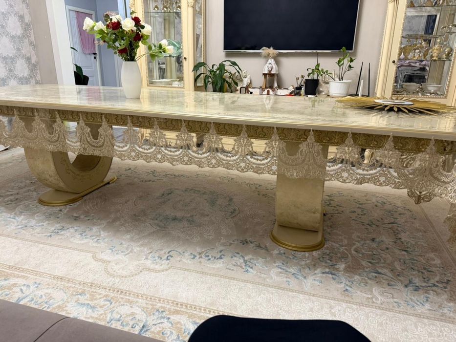 гостевой стол в отличном состояние