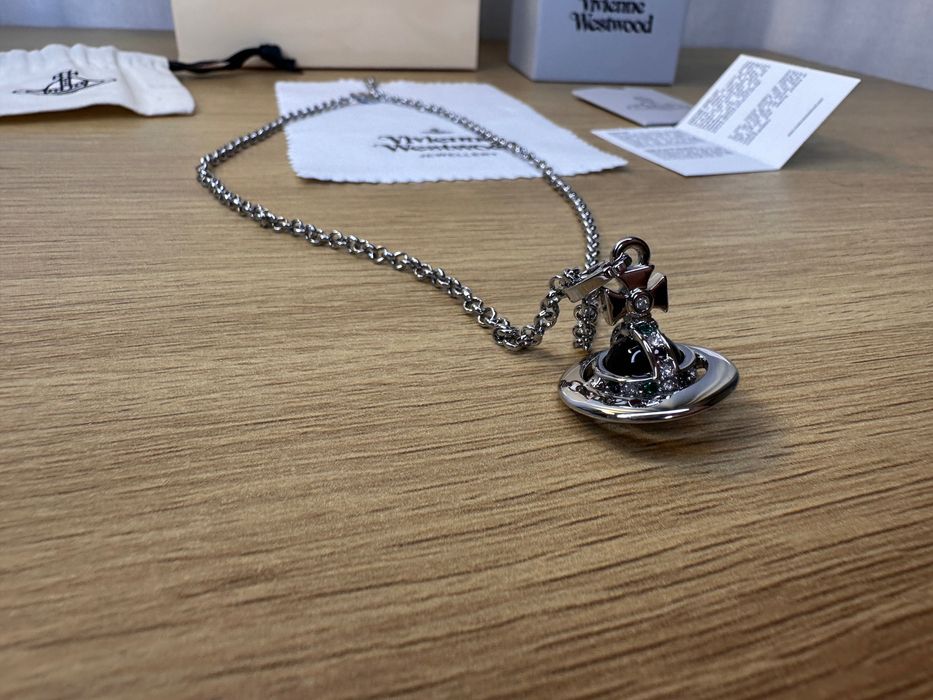 Colier Vivienne Westwood ”world’s end orb”, bilă neagra + argintiu mic