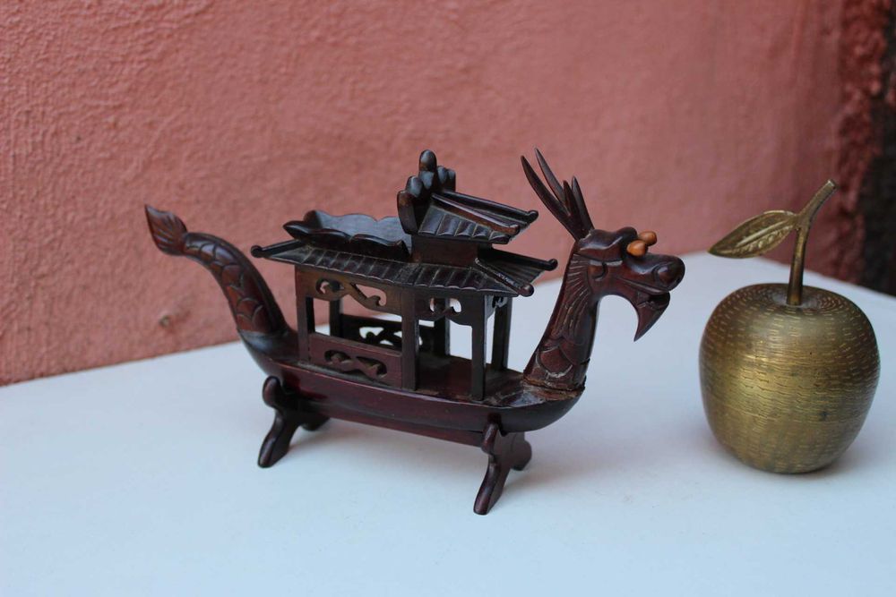 Figurina barca DRAGON, piesa colectie, sculptura lemn rosu CHINA