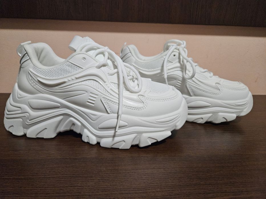 Бели сникърси DeeZee