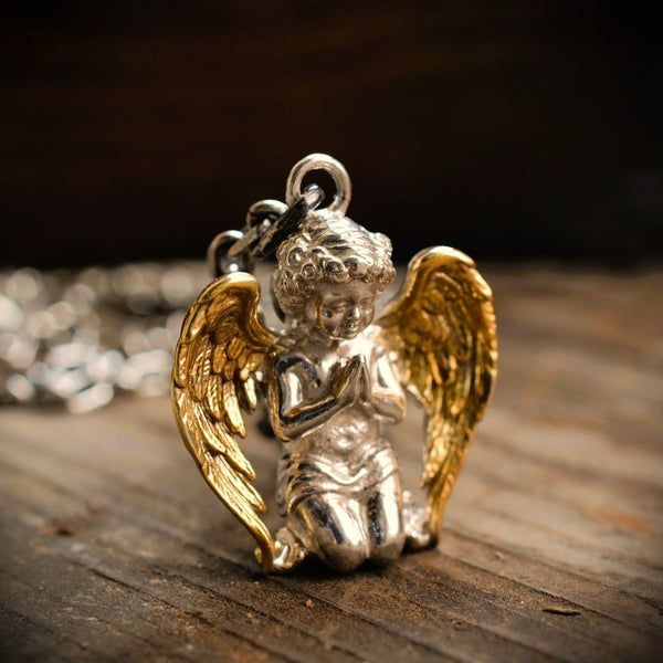 Сребърен медальон 925 „Ангел в молитва“ –  бижу със златни крила