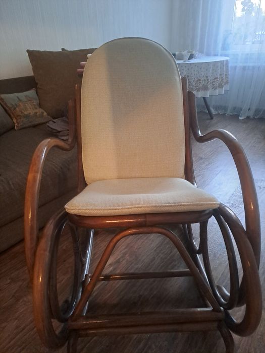Продам кресло качалку из ротанга
