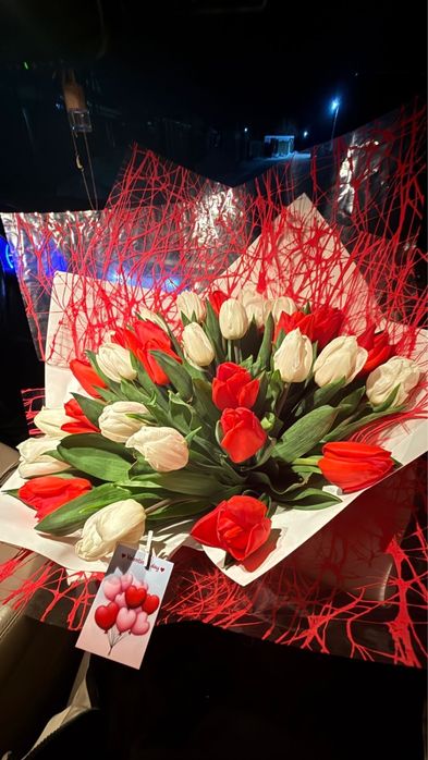 шикарные тюльпаны, шарик в подарок