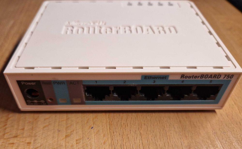 MikroTik RouterBOARD 750