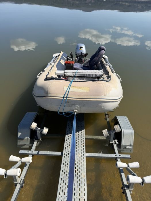 Лодка с двигател и колесар