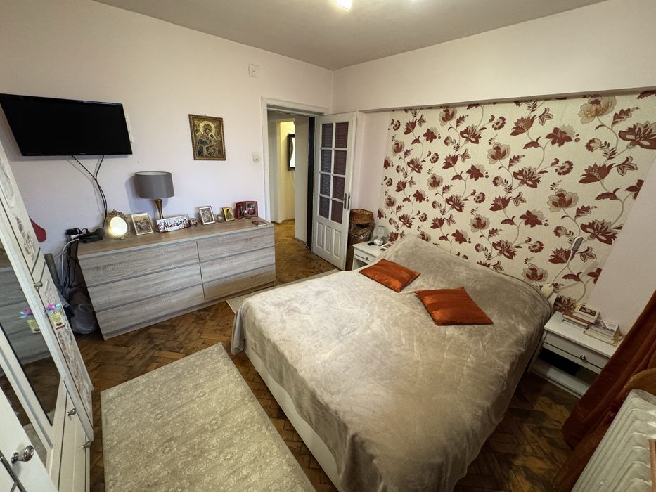 Vand apartament cu 3 camere decomandat