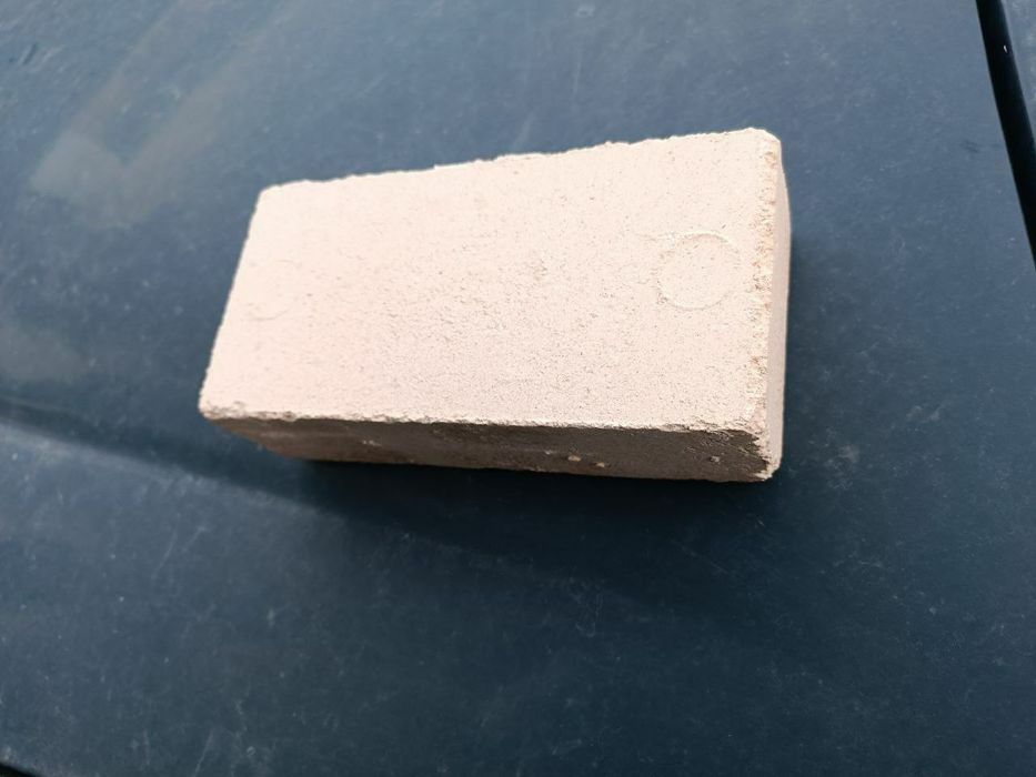 Огнеупорный кирпич класс А выдерживает температуру 1 200 градусов.