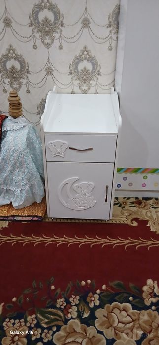 Шкаф и тумба белого цвета