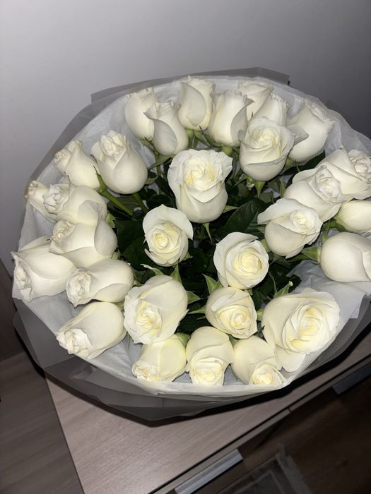 Букет белых роз 35 штук