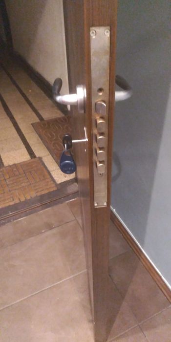 Reparatii usi metalice Bucuresti-Ilfov Deblocari usi de toate tipurile