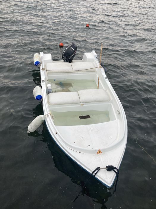 Продавам Лодка с двигател и колесар