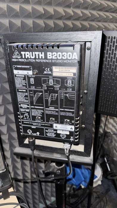 Продавам студийни монитори Behringer B2030A TRUTH