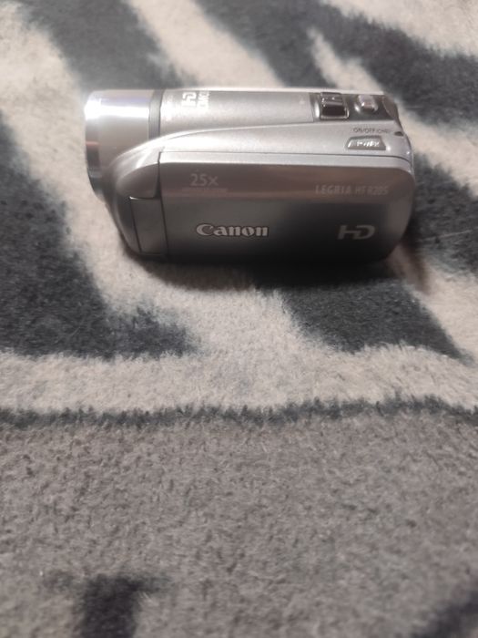 Продам видеокамеру Canon LEGRIA HF R205