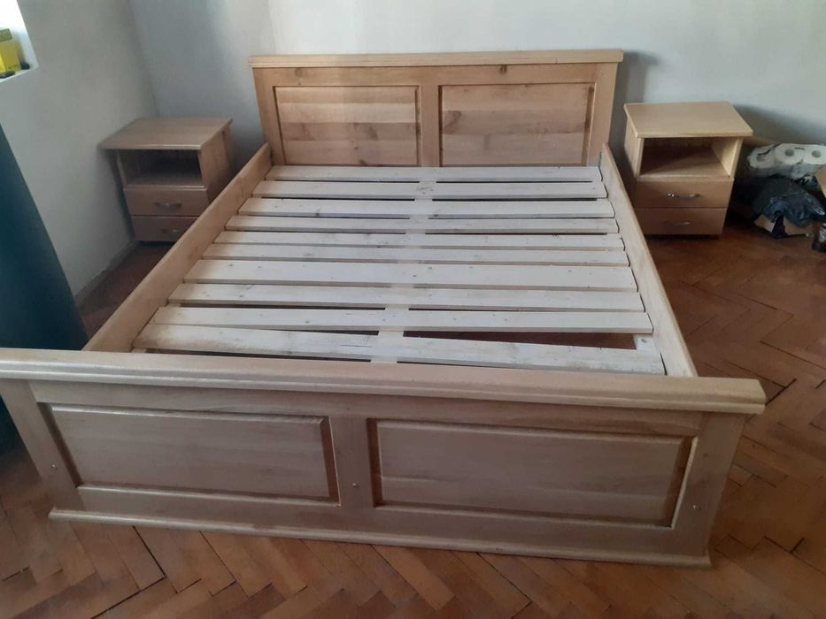 Pat din lemn masiv