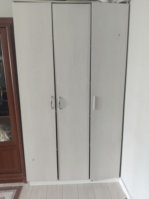 Белый шкаф б/у продам задешево