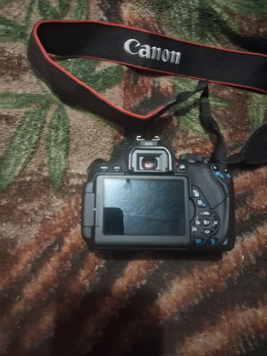 Фотоаппарат Canon EOS700D
