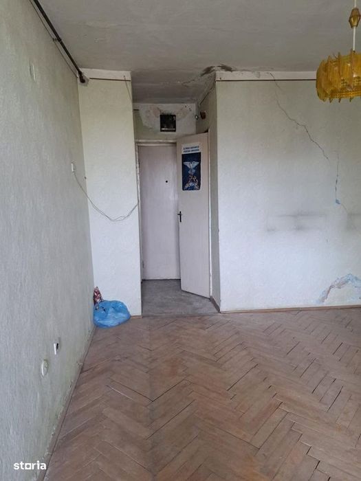 Garsoniera Ostrovului , etaj 4 , necesita renovare , 13.700 euro neg.