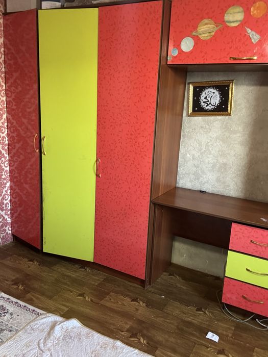 Детский шкаф тегін беремін.