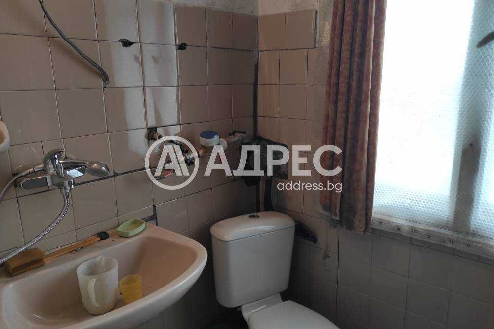 Продава се къща в кв. "Добровски"