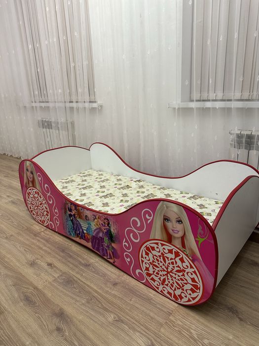 Продается кровать машинка для девочки.