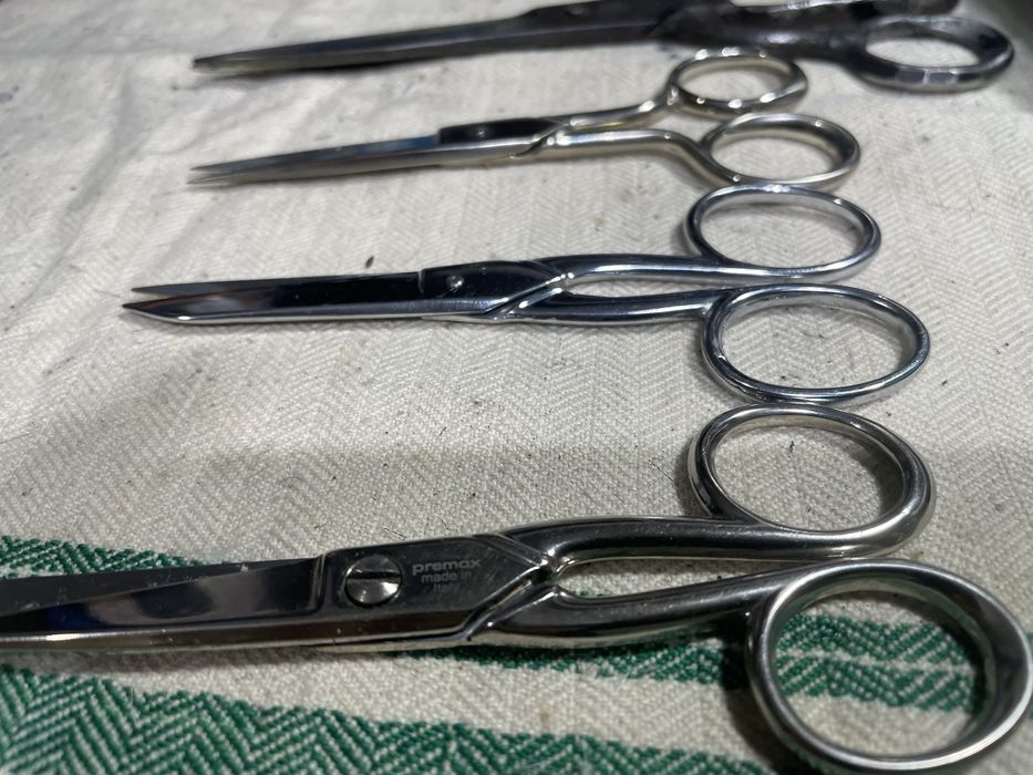 Ascutim foarfece de frizer si de croitorie.