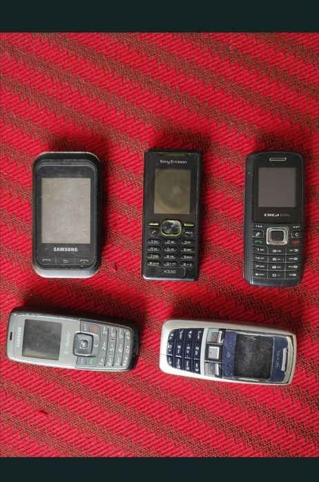 Telefoane pentru piese de schimb, unele sunt funcționale și chiar au baterii încorporate.