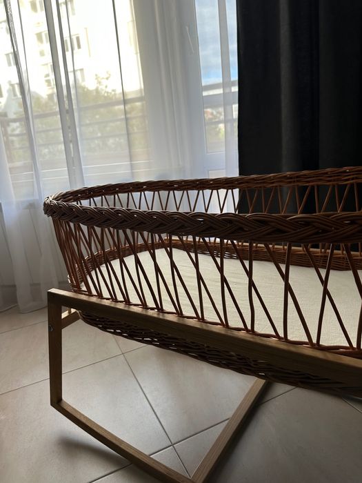 Плетено бебешко легло от естествена върба, люлееща. Кокосов матрак