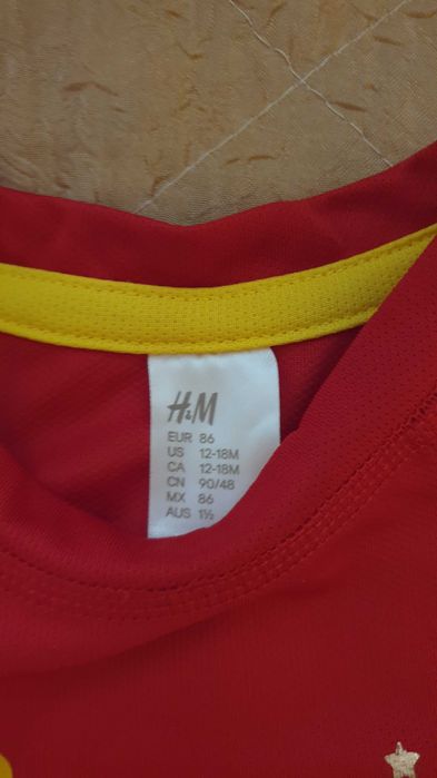 Продавам 2 детски блузи на Португалия и Испания за момчета