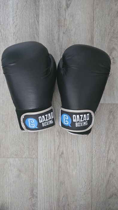 Продам Боксёрский шлем , перчатки и бинт (Б/у)