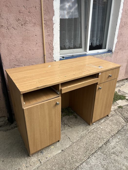 Birou din lemn cu 3 sertare și spații de depozitare – stare bună