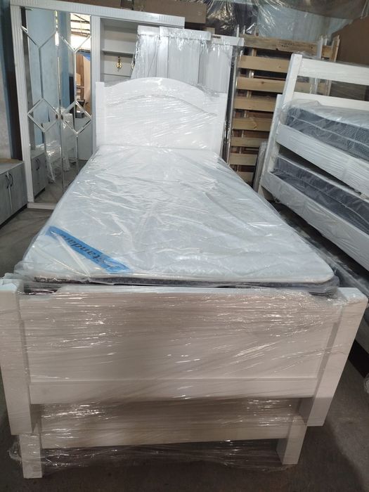 Кровать деревянная