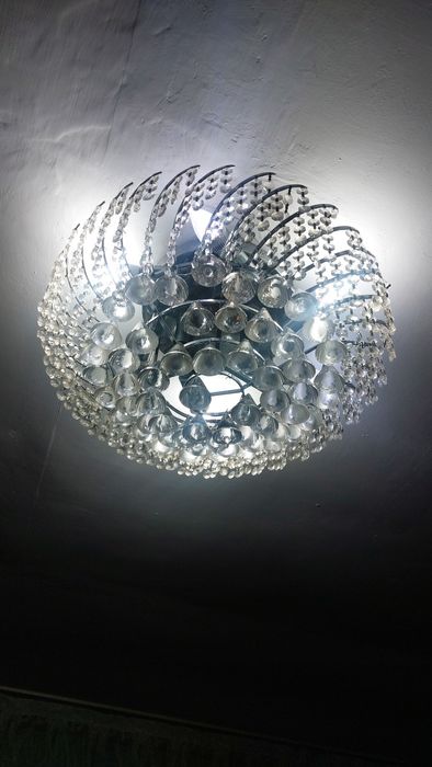 Продам зальную люстру