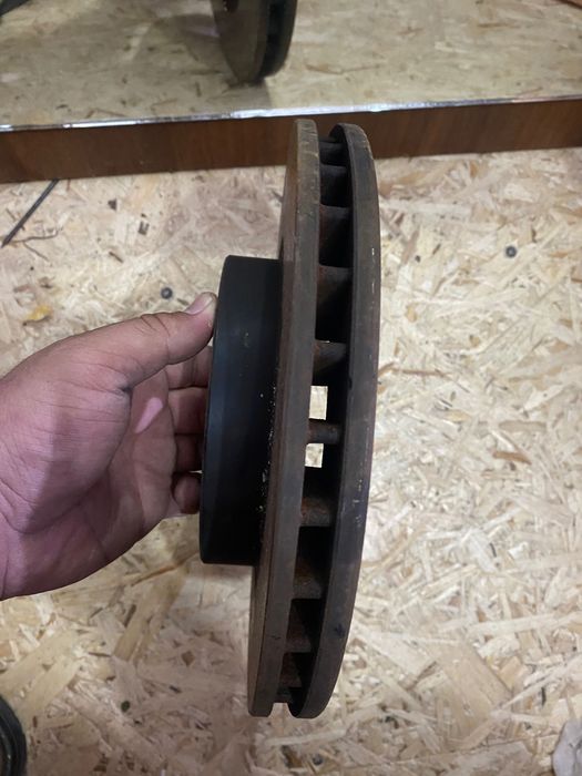 Тормозной диск  тойота Карине е, авенсис