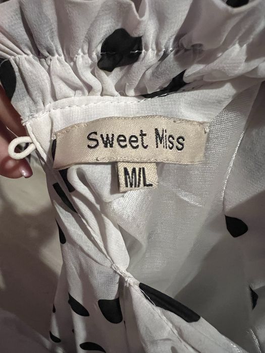 Къса рокля на точки, носена веднъж – свеж и женствен модел