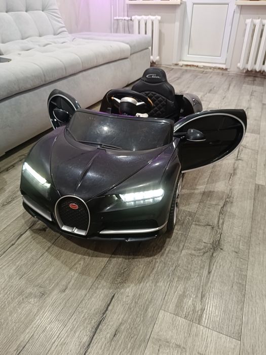 Продам детский электромобиль буггати черон
