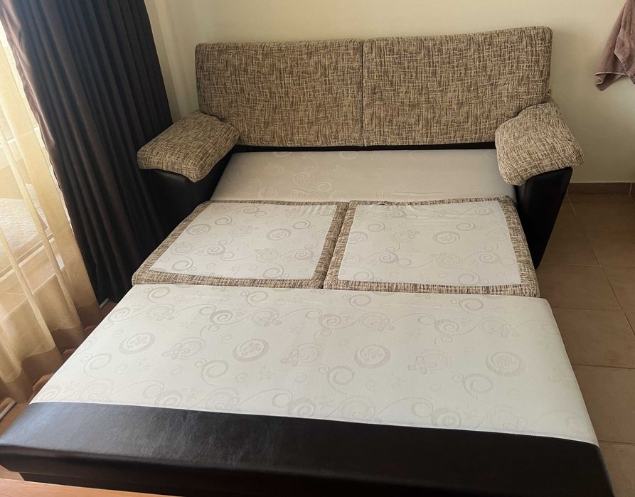 Кожен диван с функция сън