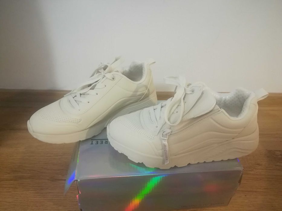 Adidasi marca Skechers